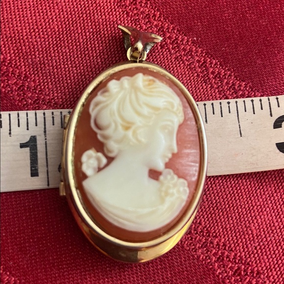 Vintage 80s Resin Cameo Locket Pendant - Picture 5 of 5